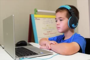 ORTで自習学習する少年