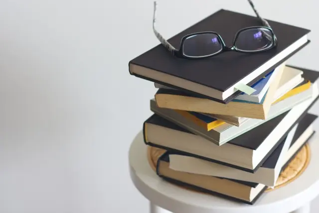 たくさん積まれた本