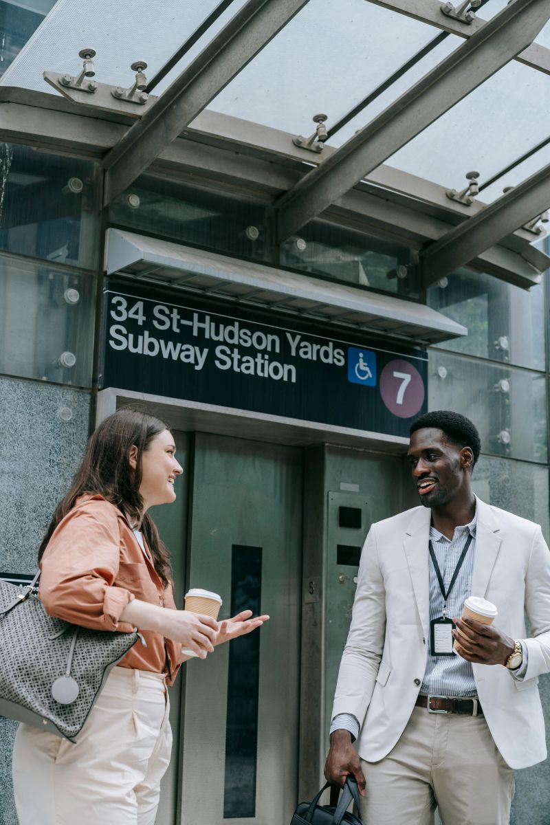 エレベータを待つ男女