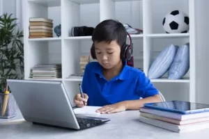 オンラインで一生懸命勉強する少年