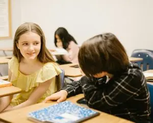 会話をする小学生