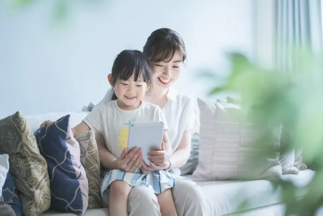 無料カウンセリングを受ける親子