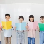 立って発表する小学生
