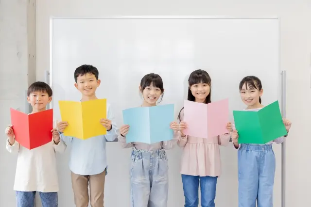 立って発表する小学生