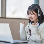 PC学習でガッツポーズする学生