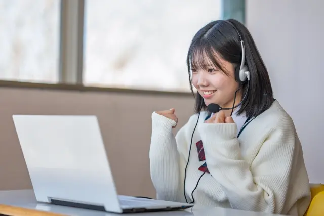 PC学習でガッツポーズする学生