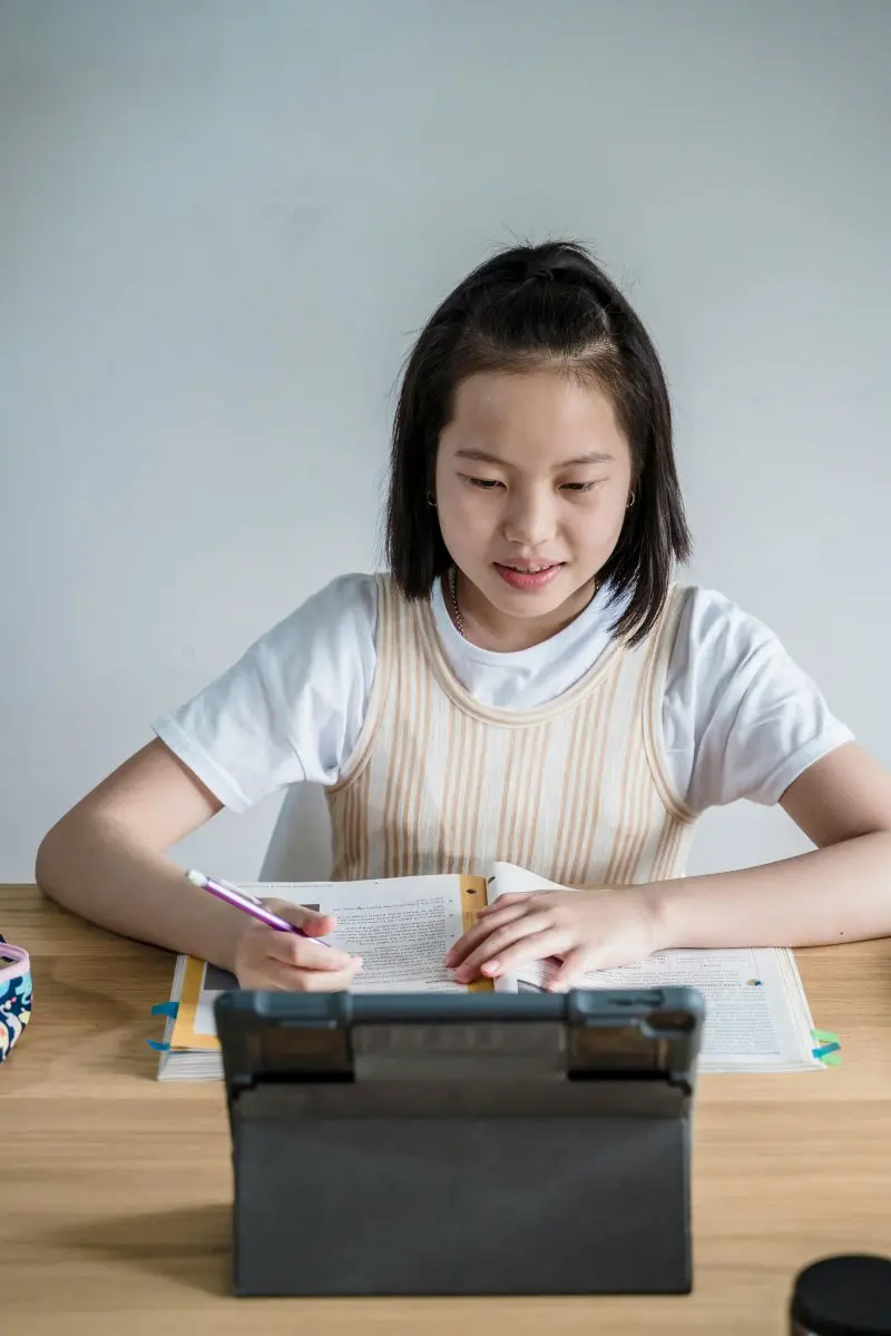 オンラインスクールの授業を受ける女の子