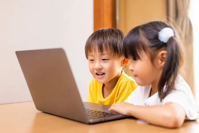 オンラインレッスンを受ける姉弟