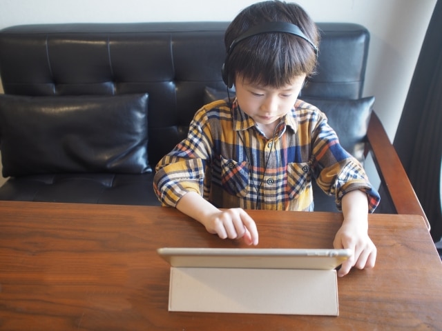 オンライン授業をする小学生の男の子