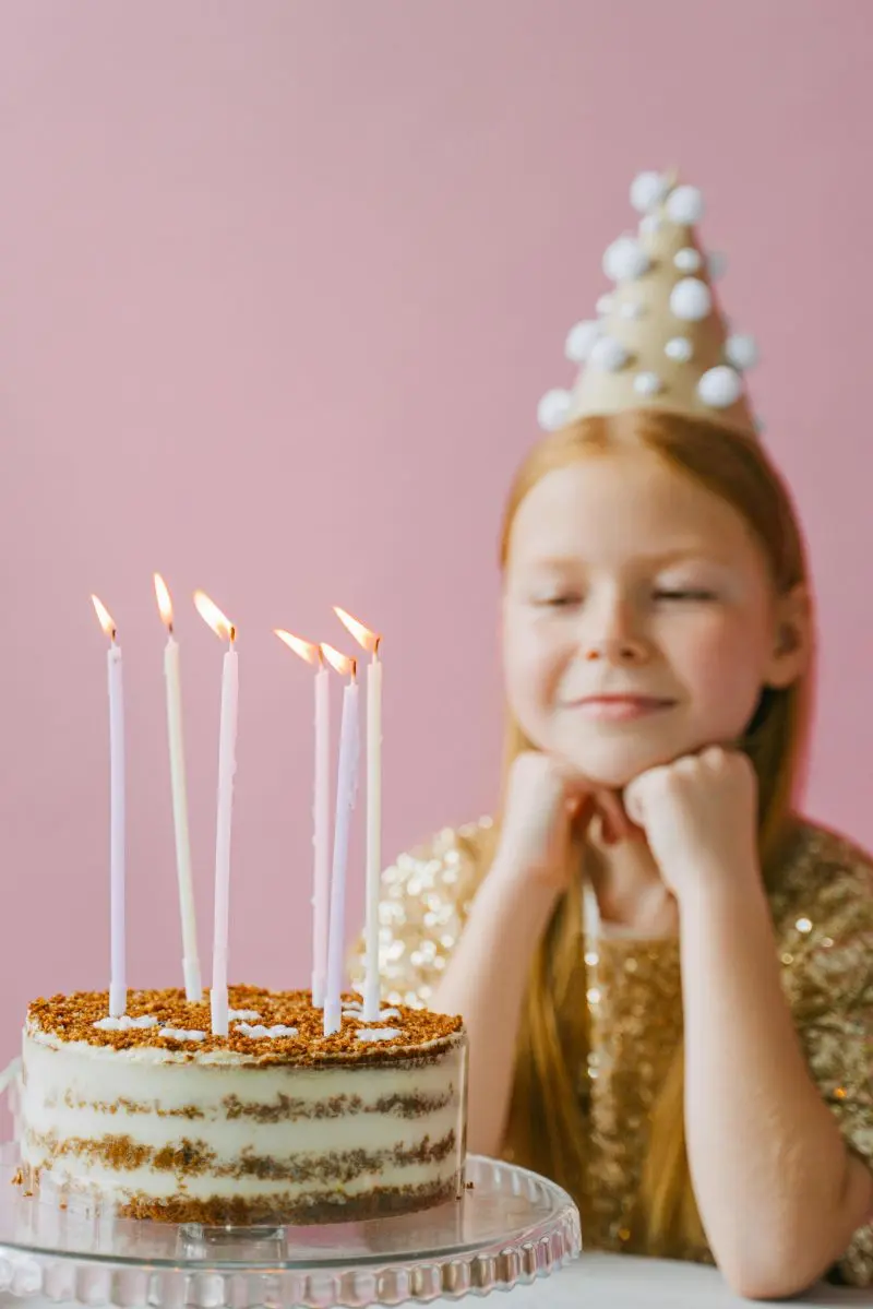 ケーキを見つめる少女