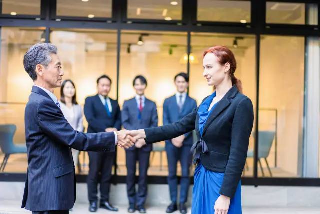 ビジネスで握手を交わす男性