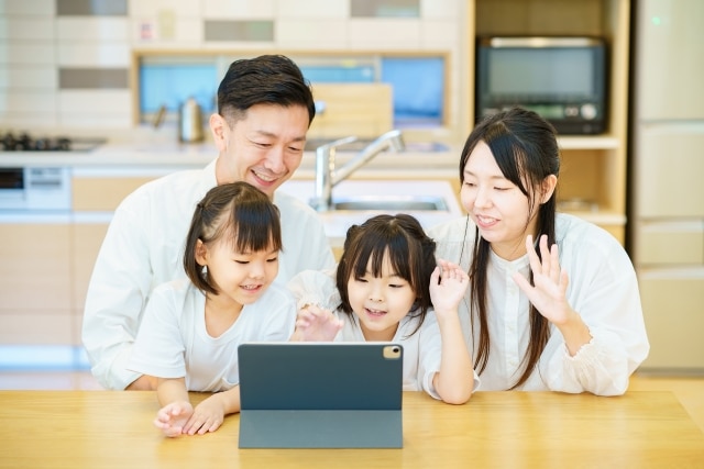 子どもと英会話を勉強する家族
