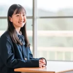 学校の教室で勉強する中学生