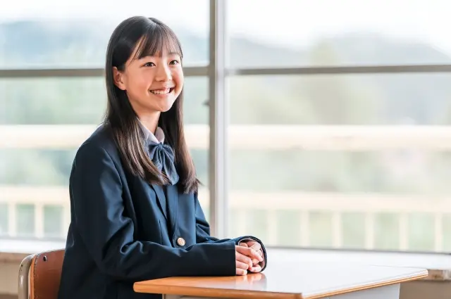 学校の教室で勉強する中学生