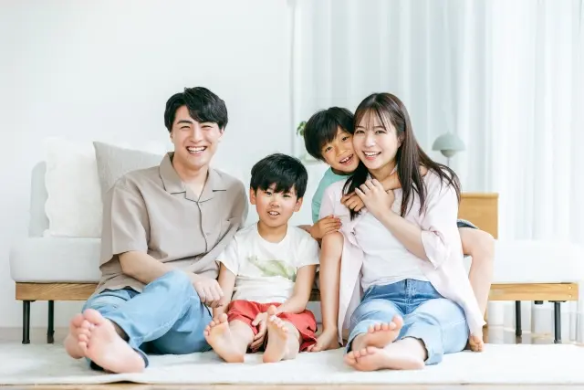 家でくつろぐファミリー