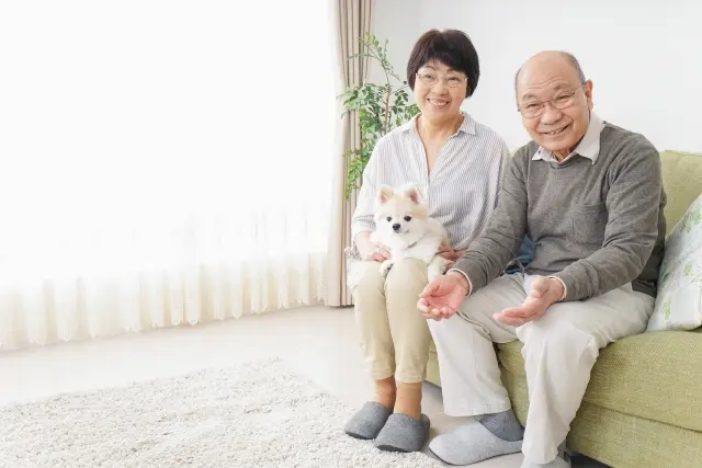 家でくつろぐ老夫婦