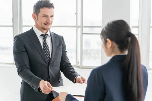 宿題を受ける女子中学生