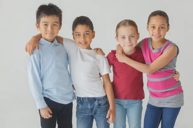 肩を組む日本人と海外の子供たち