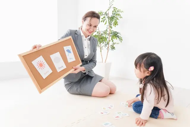 英語のネイティブ先生と少女