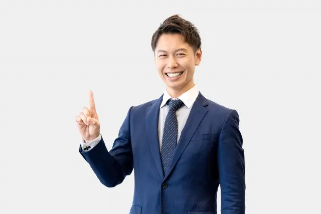 ポイントを説明する男性