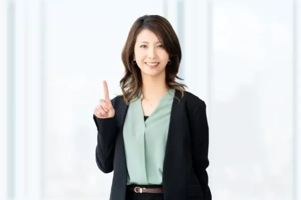 人差し指を立てる女性