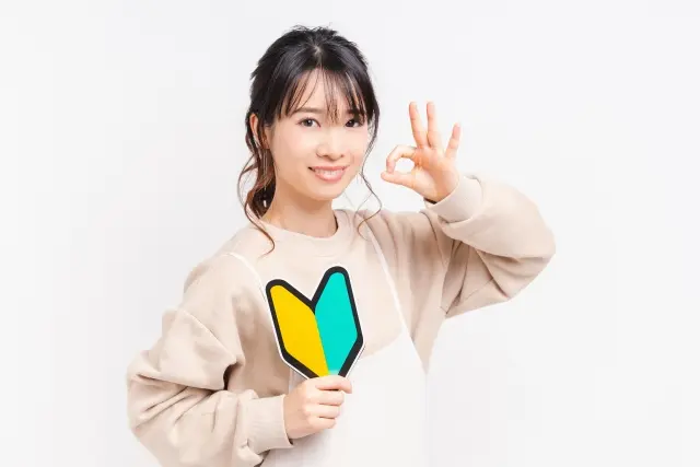 初心者マークを持つ女性