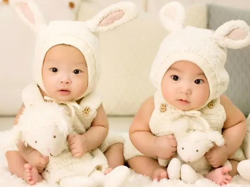 2人の赤ちゃん